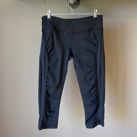 Lululemon black crops size 6 - Picture 1 of 6